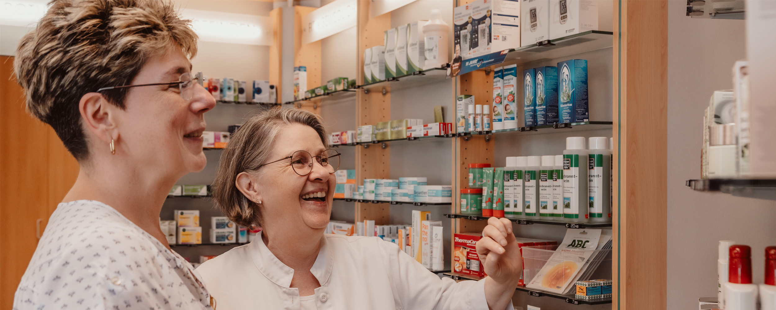 Kundenberatung in der Äskulap Apotheke Wansleben